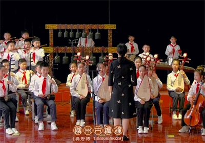 古編鐘走進小學(xué)民樂隊演奏表演